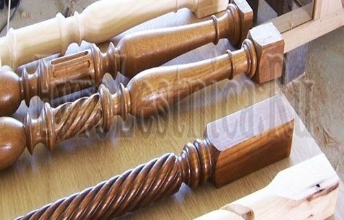 Тонирование деревянных балясин 60х60х900 с последующим окрашиванием бесцветным лаком