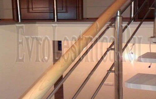 Окраска бесцветным лаком круглых деревянных поручней
